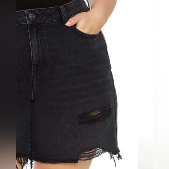 FOREVER 21+ Plus 16 Black Denim Distressed Denim Shorts NWT R$28 - Picture 5 of 8